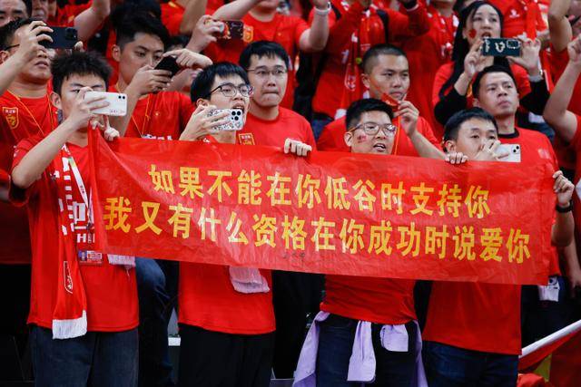 球场冲突：穿武磊球衣的小球迷被申花球迷围骂引发公愤